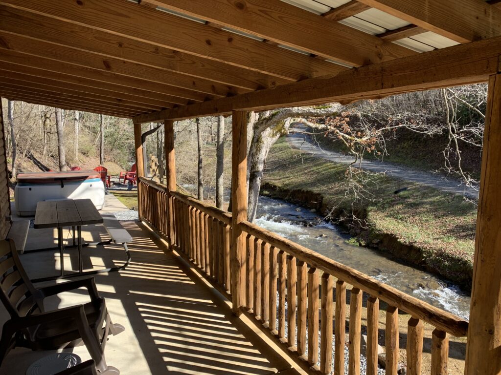 Wolf Den - Lands Creek Log Cabins